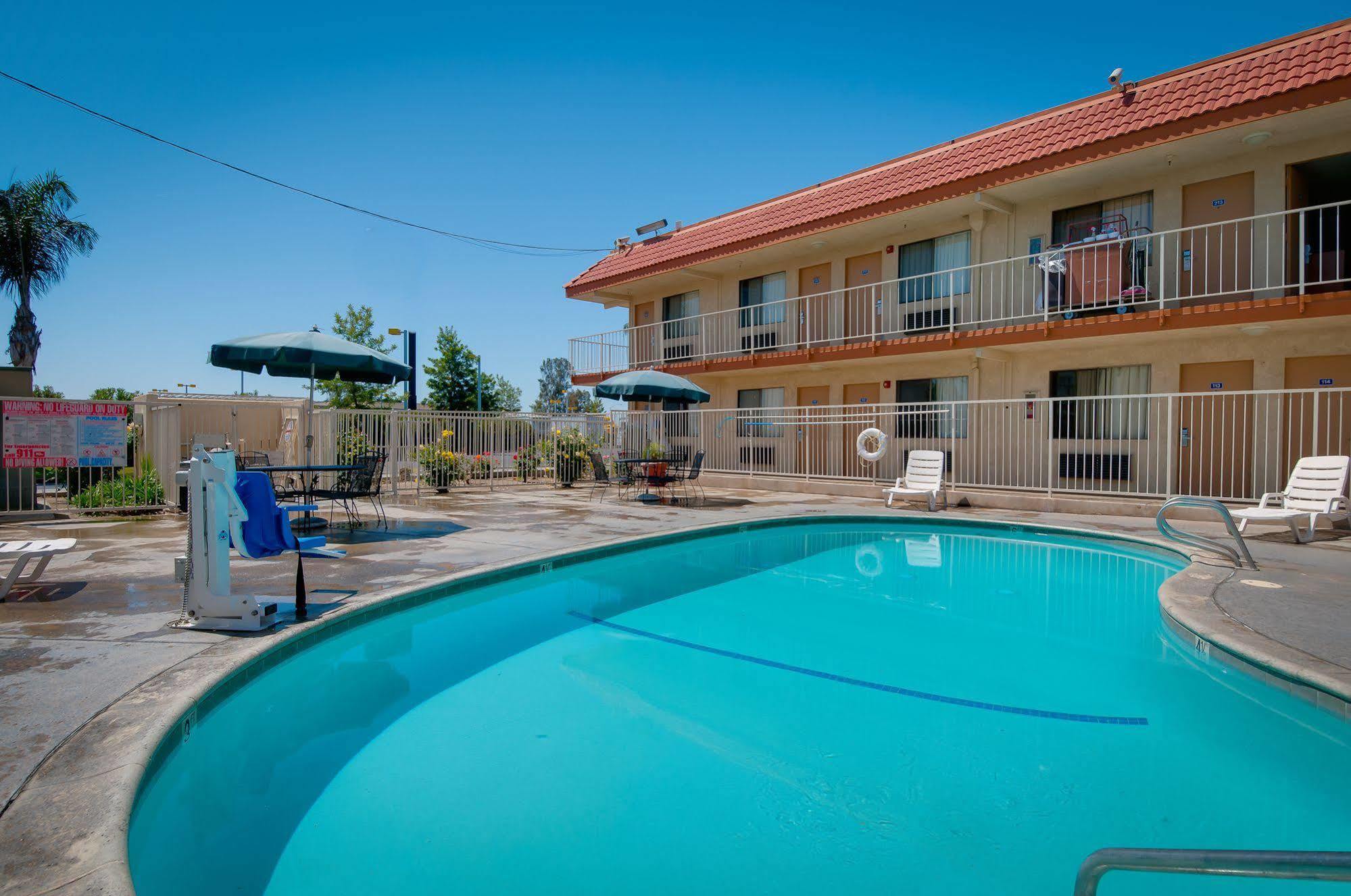 Vagabond Inn Bakersfield North Exterior photo